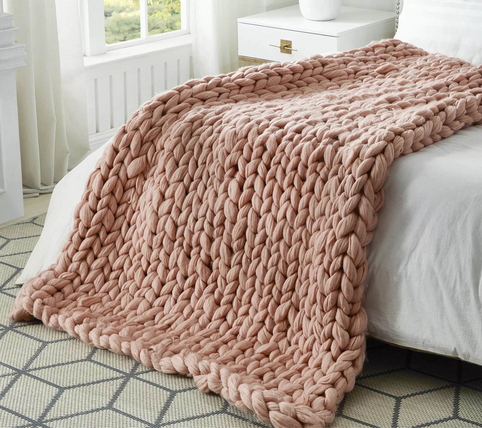 Cozy Tyme Yanis 40"x60" Chunky Knit Throw by Inspired Home