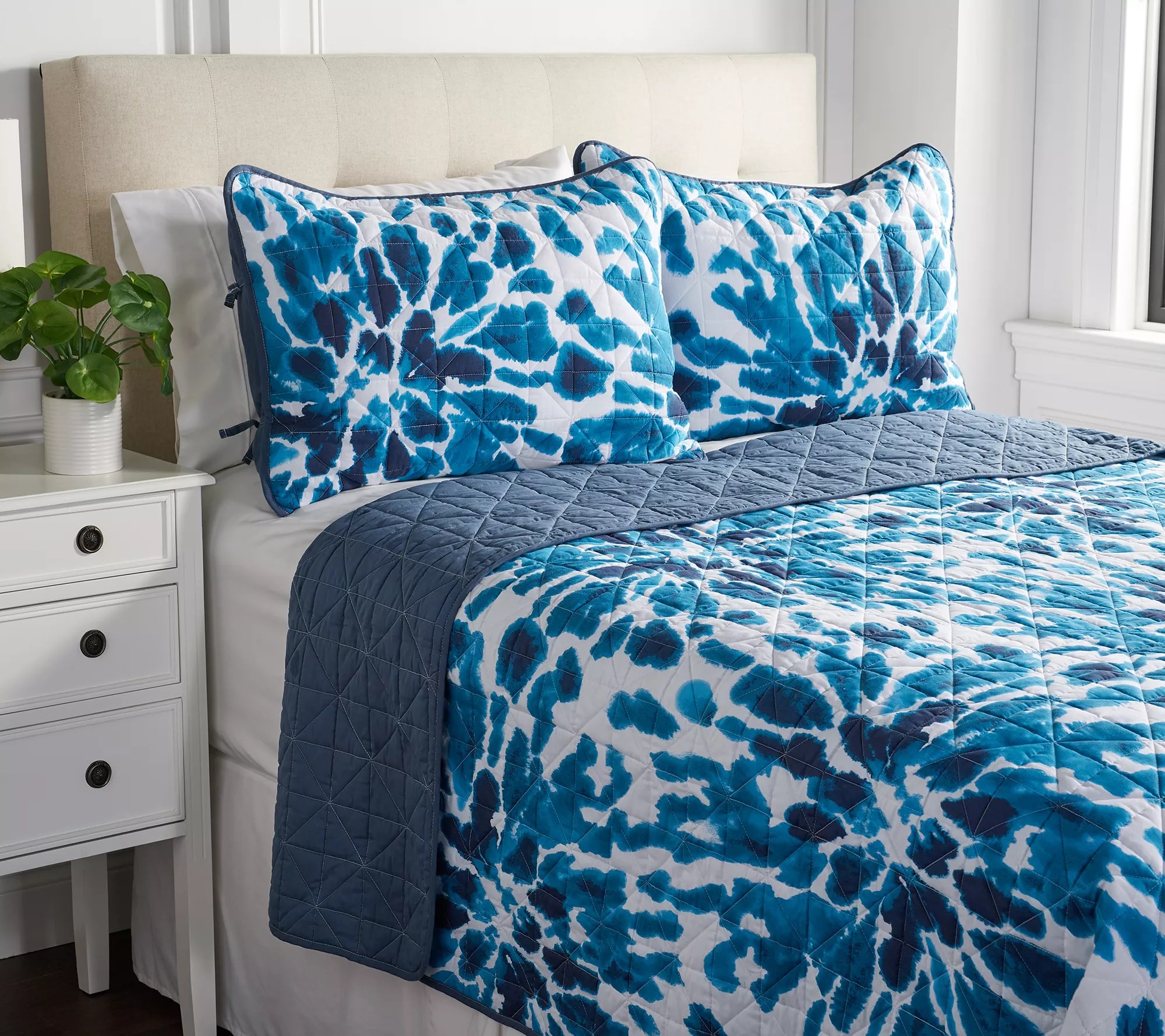 Home Reflections TieDye Burst Reversible Quilt Set