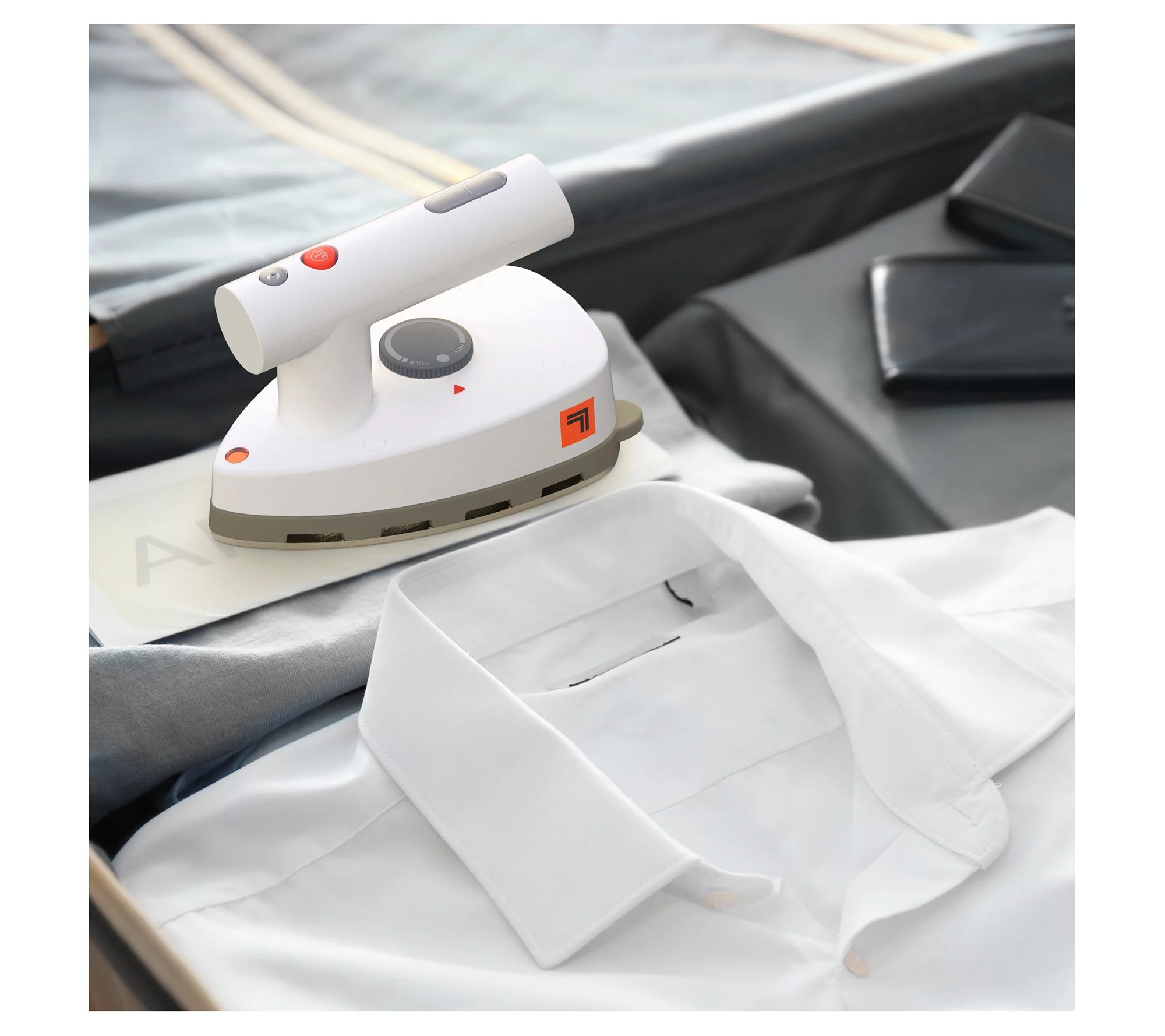 Sharper Image SI755 Dual Voltage Steam Iron