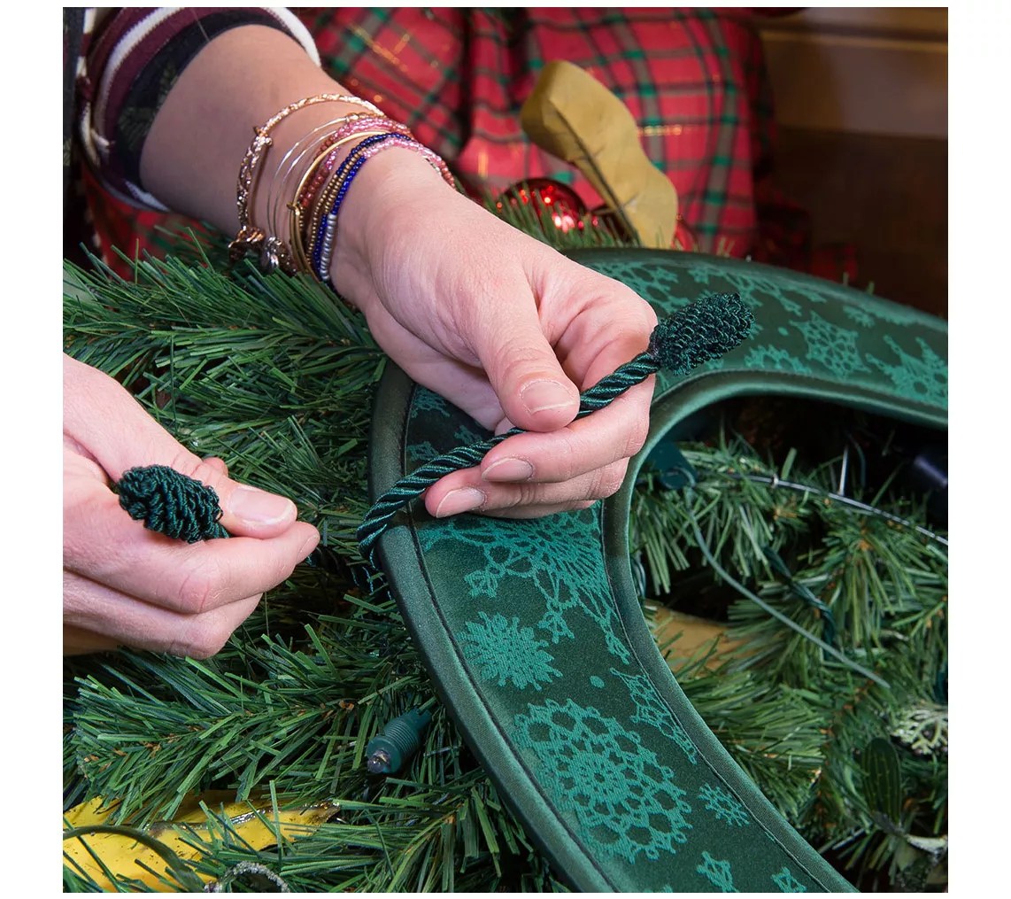 Village Lighting Door Protecting Wreath Pad for30" Wreathes