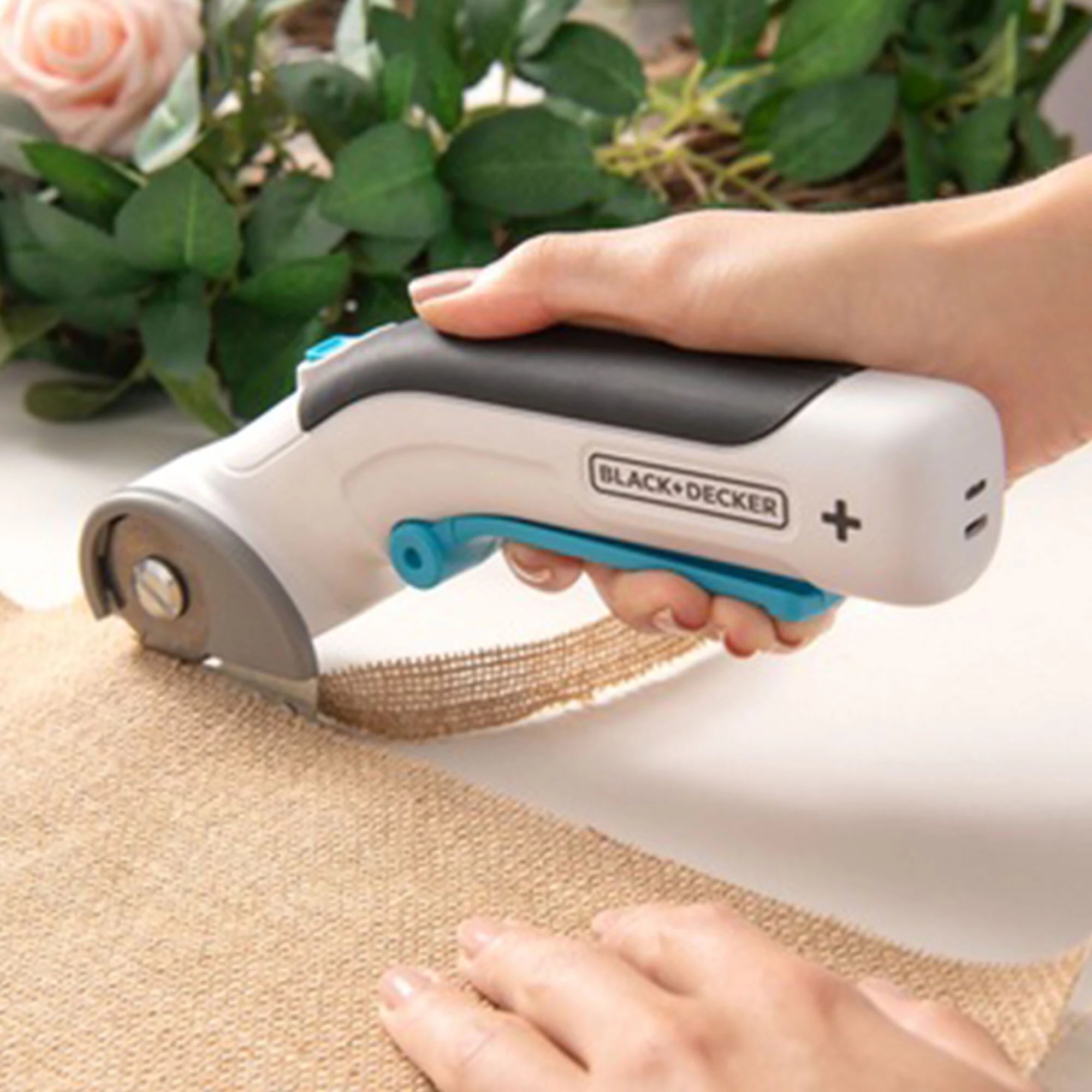 BLACK+DECKER Cutter rotante cordless QVC Italia