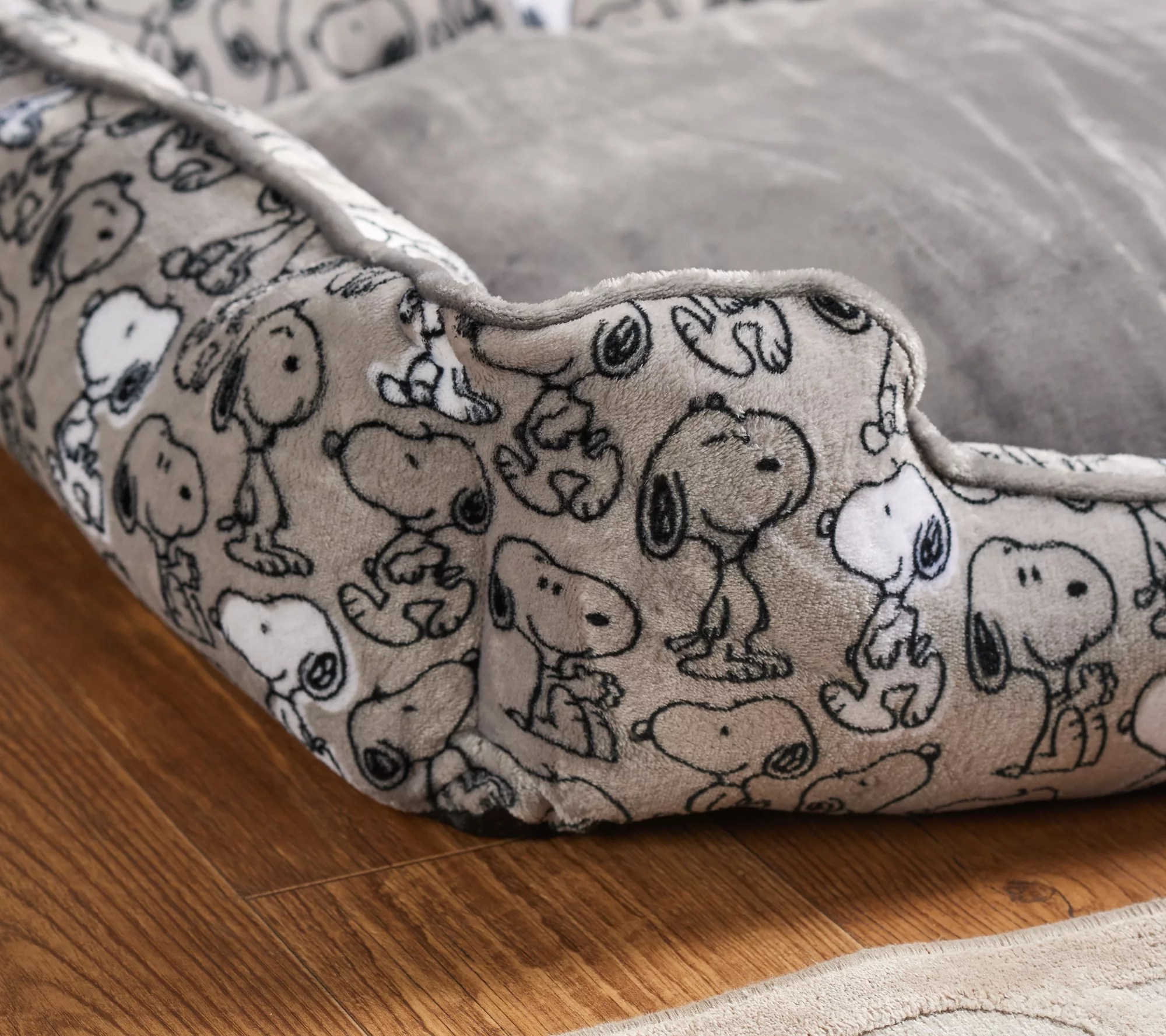 Berkshire Printed Peanuts Design Medium Cuddler Pet Bed