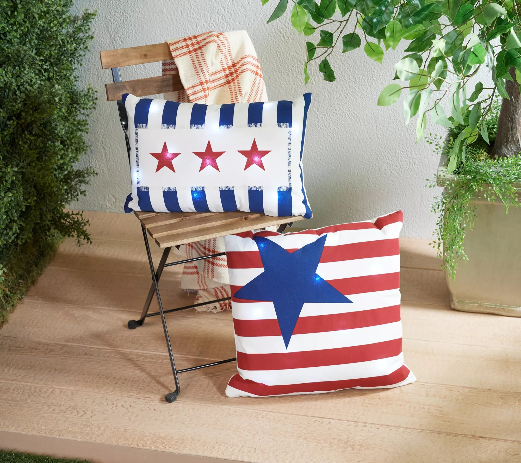 Outdoor Living by Lush Decor Americana S/2 LED Water Resist Pillows