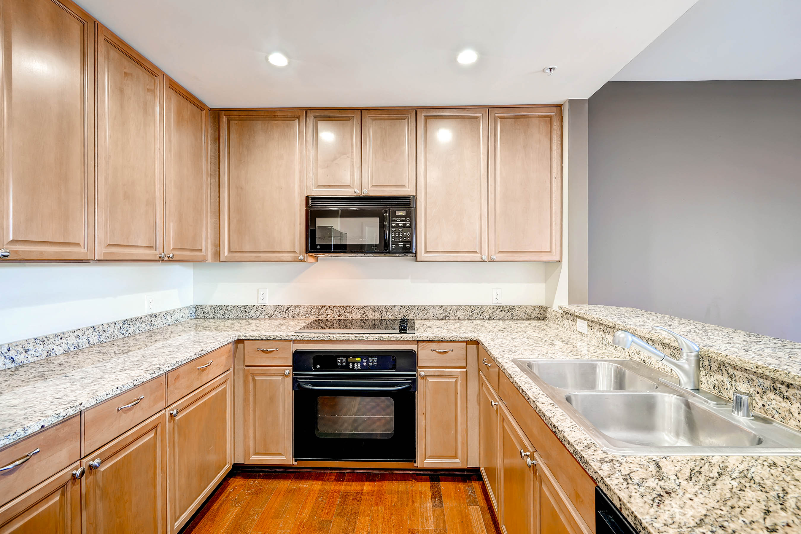 Luxurious Beauvallon condo in the desirable Golden Triangle