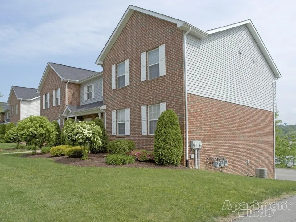 612 Woodmere Dr, New Stanton, PA 15672