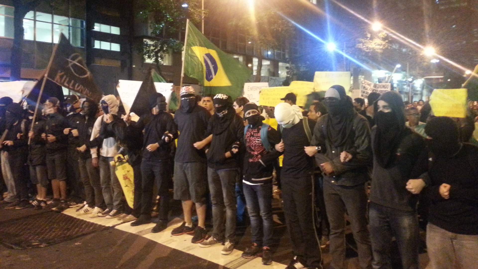 O que é, de onde vem e o que prega o movimento Black Bloc? Radar