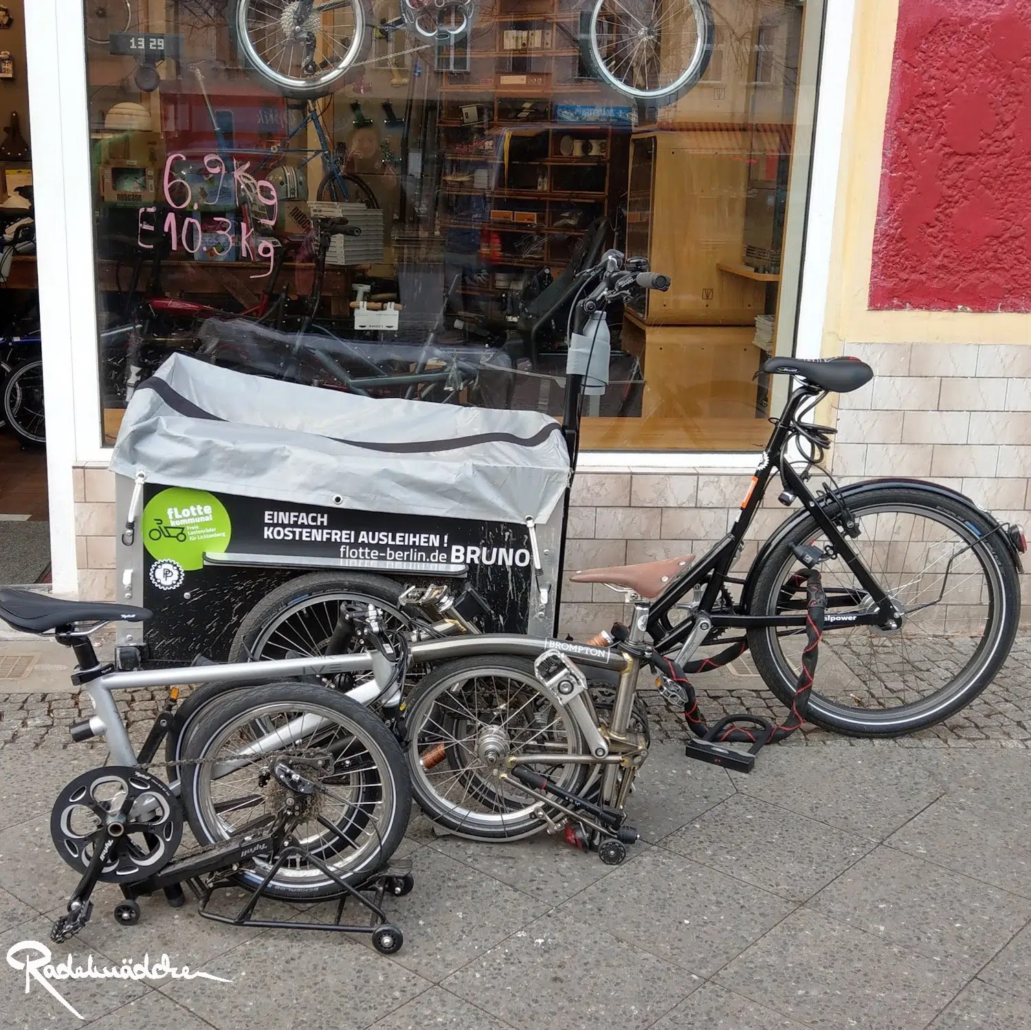 flotte Lastenrad Bruno und zwei Falträder