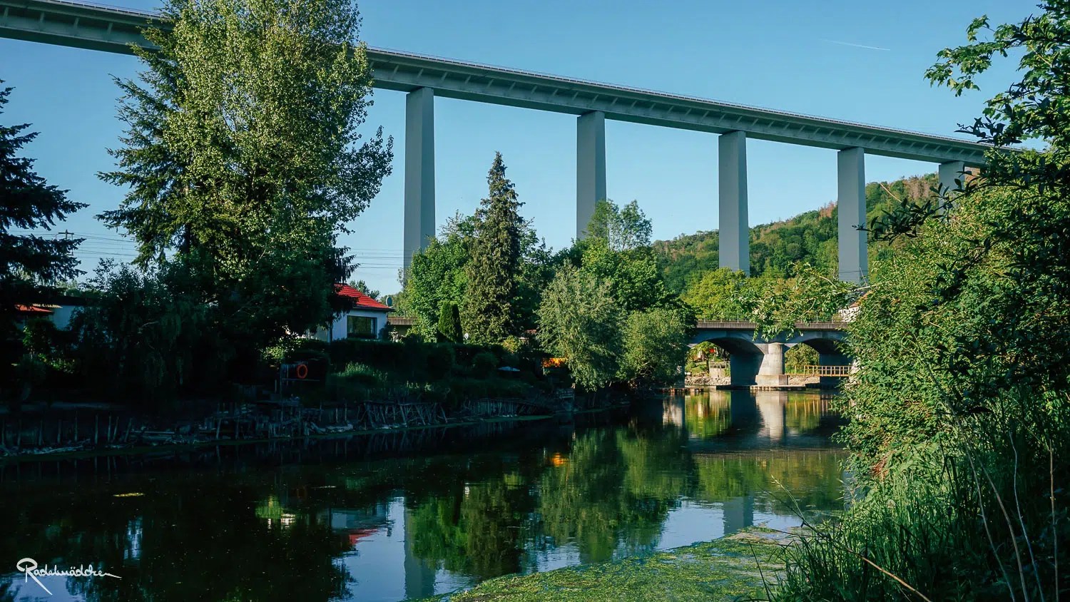 Flussufer mit Brücke