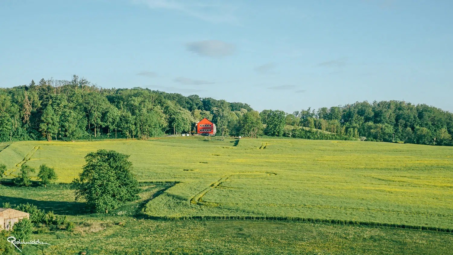 Grünes Feld mit Rotem Haus