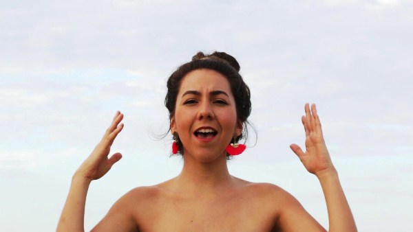 La cantante y violinista venezolana Constanza Liz estrena el vídeo de