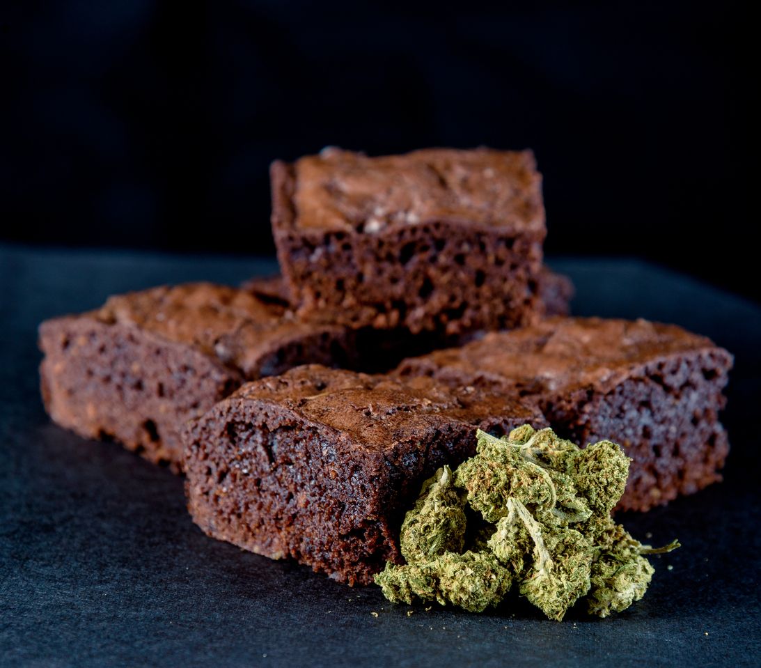 BROWNIES ALLA MARIJUANA, FINISCE ALL'OSPEDALE CENA TRA GIOVANI