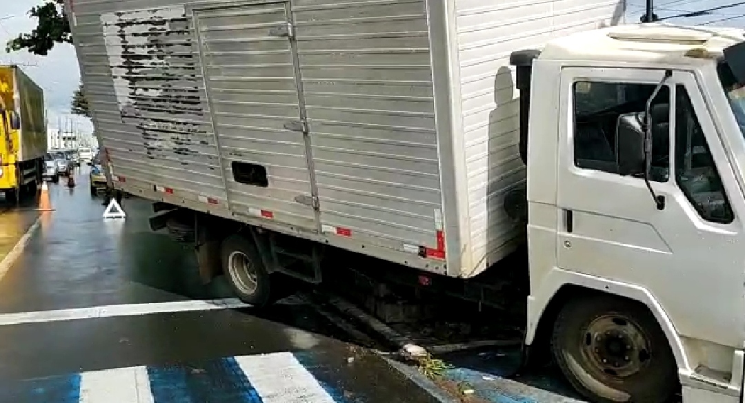 Radio Sanca Web TV Motorista perde controle e sobe no