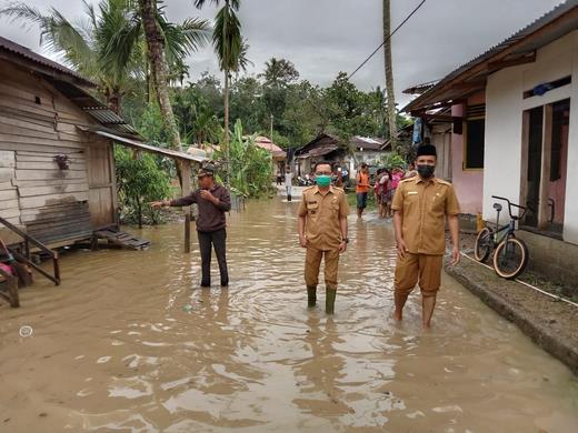 Terus Hujan, Nagari Pasar Muaralabuh Siagakan 2 Perahu Karet