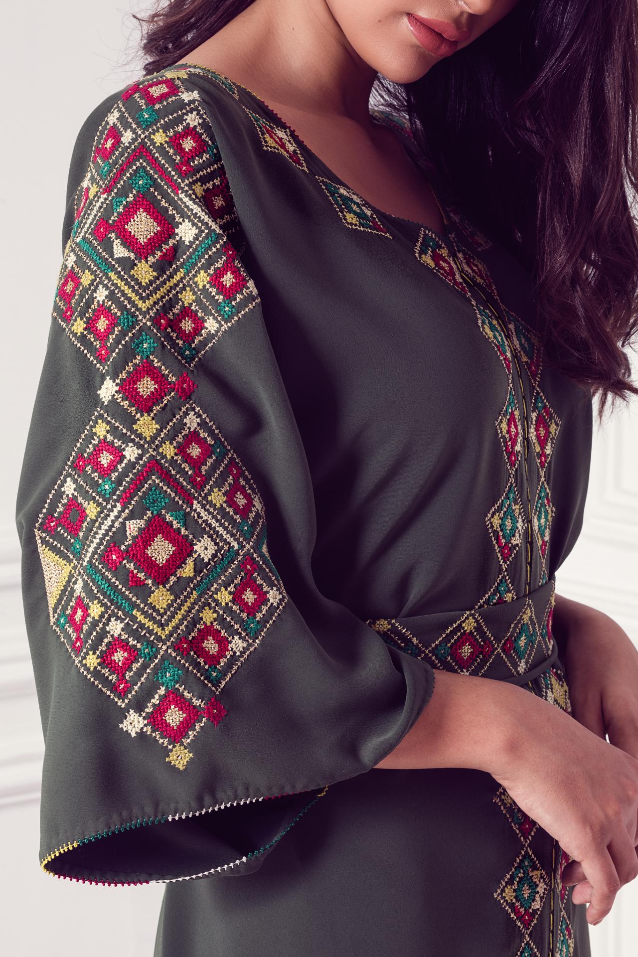 Caftan unicolore brodé en couleur Rafinity Haute Couture