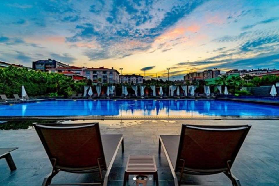 ATHYRA LOUNGE & SPORTS Projects Rainbow Outdoor