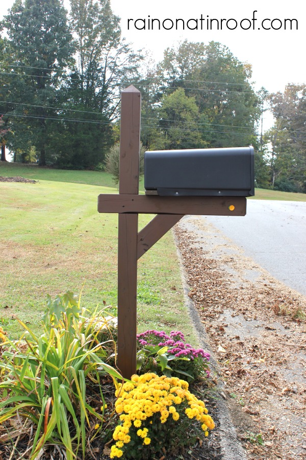 Mailbox Makeover in less than an hour {rainonatinroof.com} #mailbox #makeover #thompsons