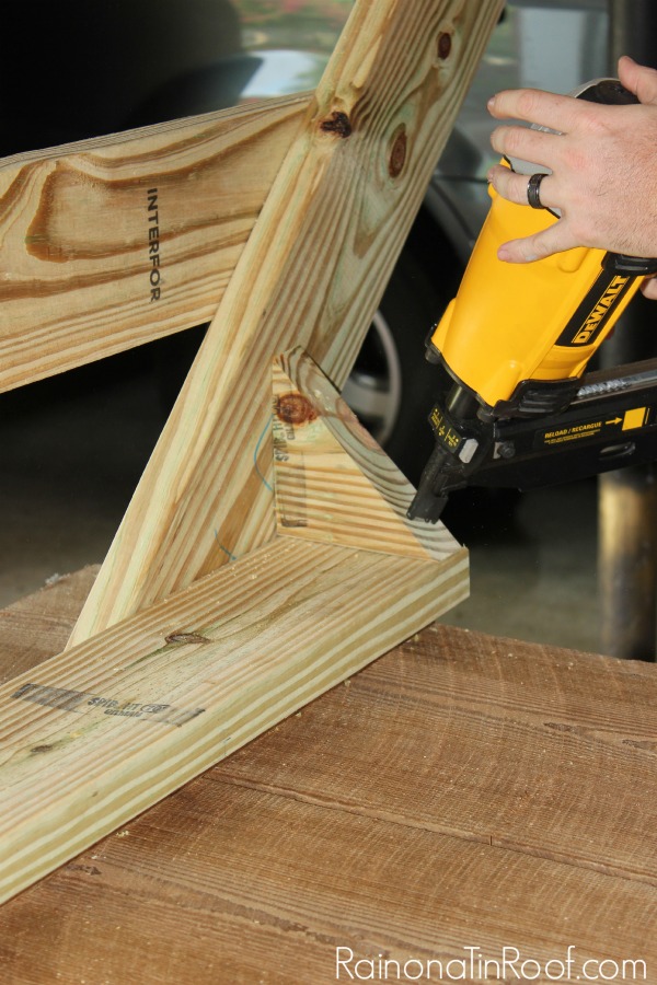 This is so cool - just add legs to an old barn door and you have an instant picnic table! How to Build a Picnic Table out of a Barn Door via RainonaTinRoof.com