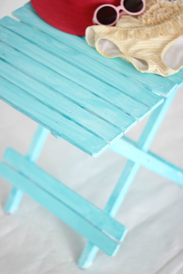 Oh my goodness! If you love the beachy washed out look in home decor, then you have to see this! It's so easy! How to Create a Beachy Colored Look with Paint | Beach Decorating | Nautical Decor | Ocean Living | Beach Living | Aqua | Furniture Makeover