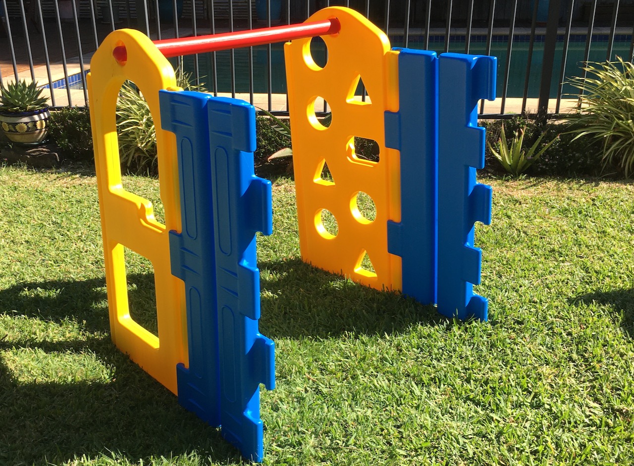 Kids Outdoor PLAY GYM With One Step/Slide And Water Spray Bar pick up