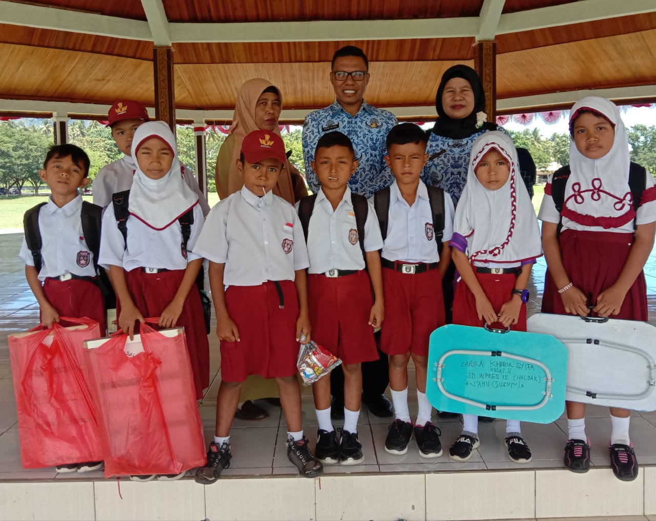 Ikut Lomba Mewarnai Gambar, SD Inpres 15 Halbar Keluar Sebagai Juara Tiga -  Rakyatkini.com