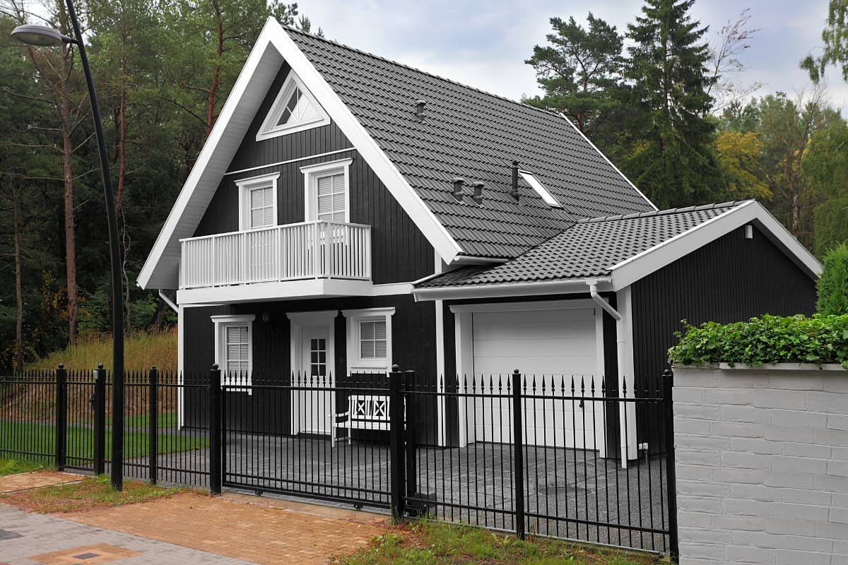 Black Siding Pros, Cons and Replacement Cost of Black House Siding