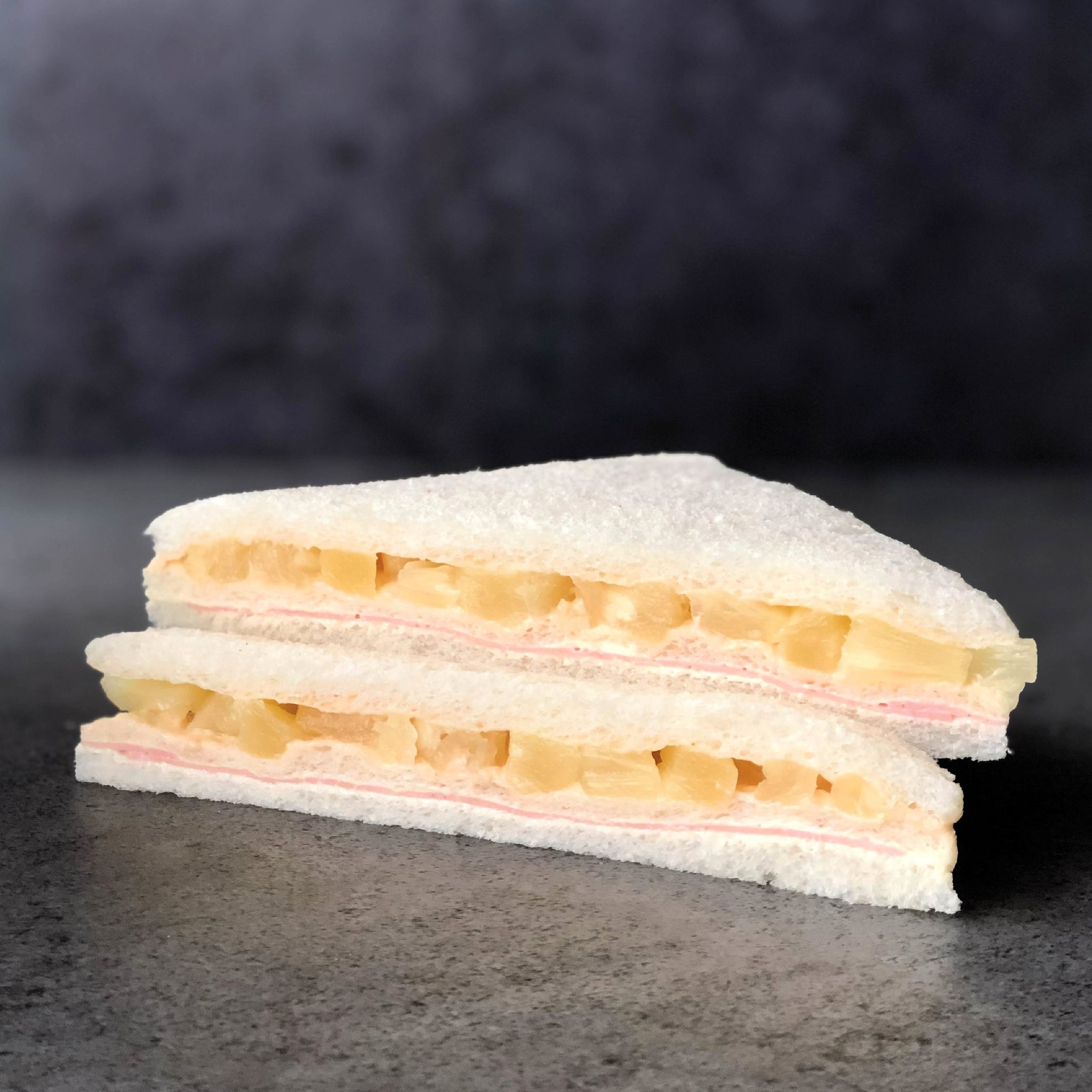 Sándwich de miga Triple Jamón y ananá Ramallo Club Sándwiches de