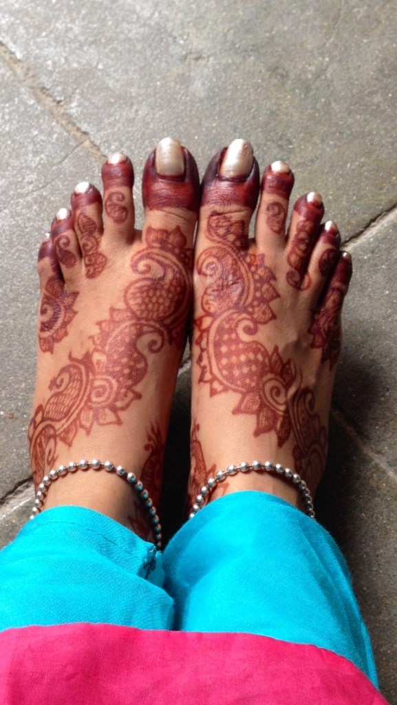 A SYMMETRICAL MEHNDI DESIGN Lifelover