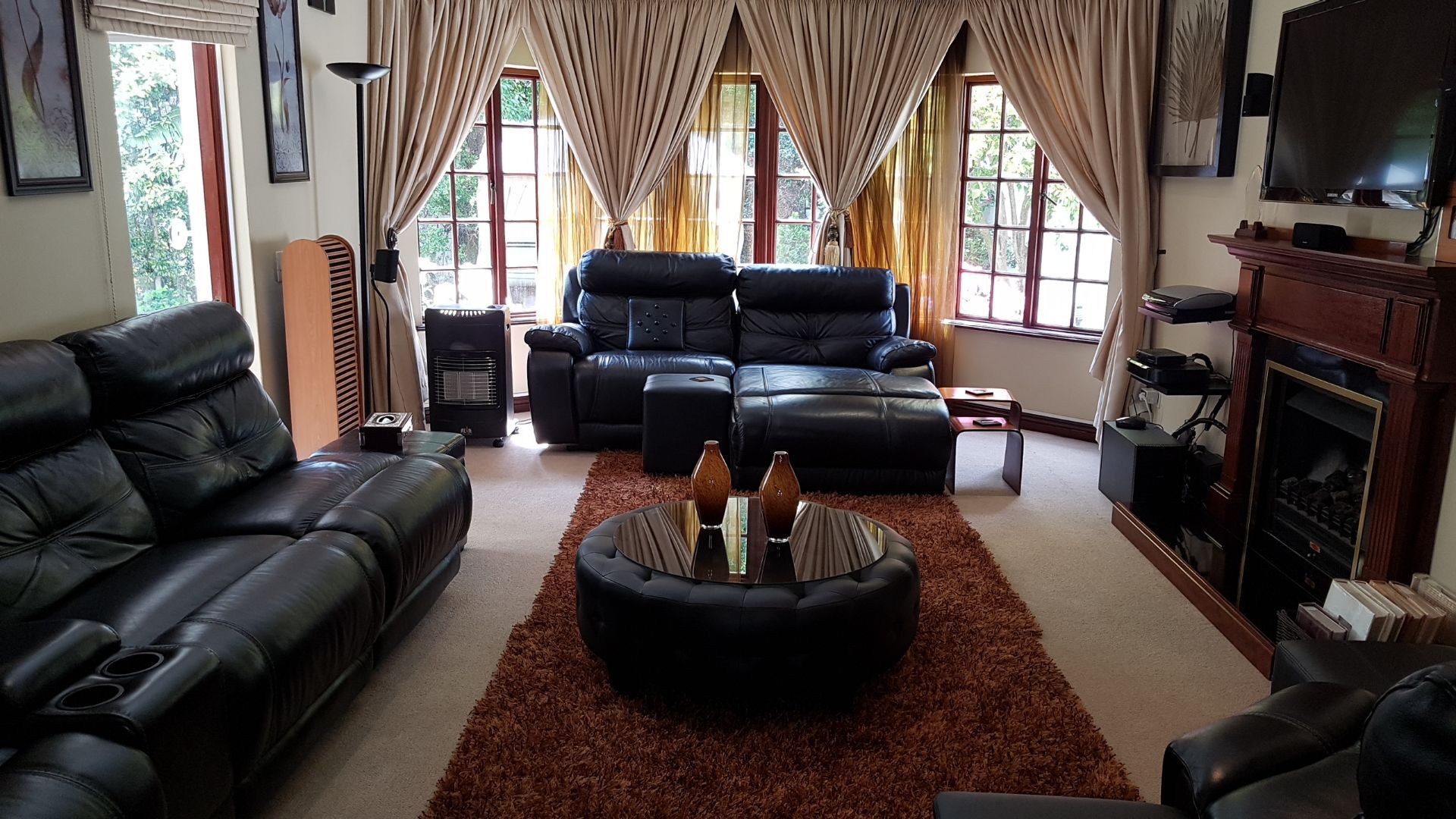 Magnificent 4 bedroom Home with separate cottage