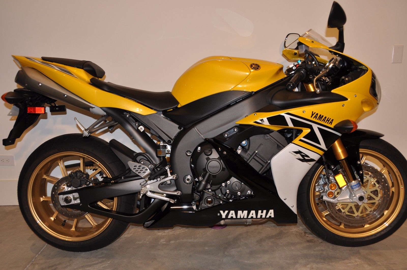 Like a virgin 2006 Yamaha YZFR1 LE with only 6 miles! Rare