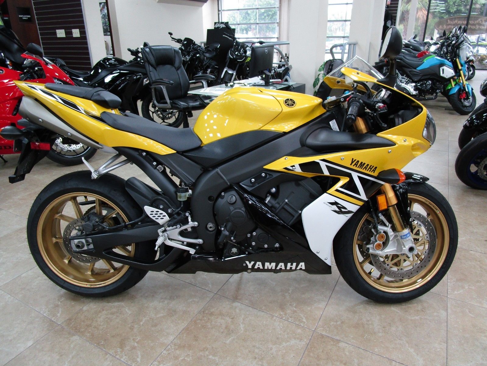 Fanboy Alert RossiSigned 2006 Yamaha R1 LE 46 for Sale Rare