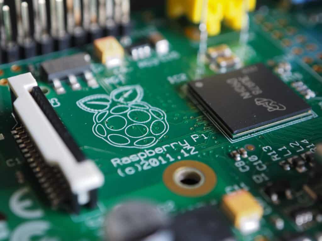 What Does the Green and Red Light Mean on Raspberry Pi? RaspberryTips