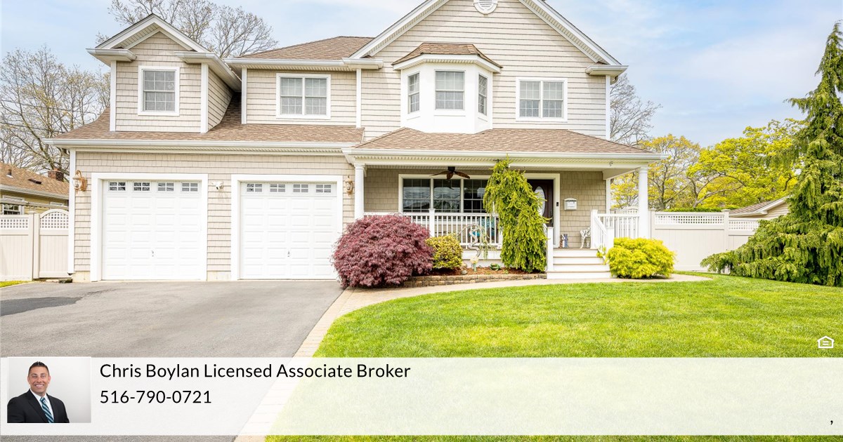 110 Henry St, Massapequa, NY 11758