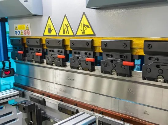 How to Safely Operate A Press Brake? - RAYMAX Machine Manufacturing
