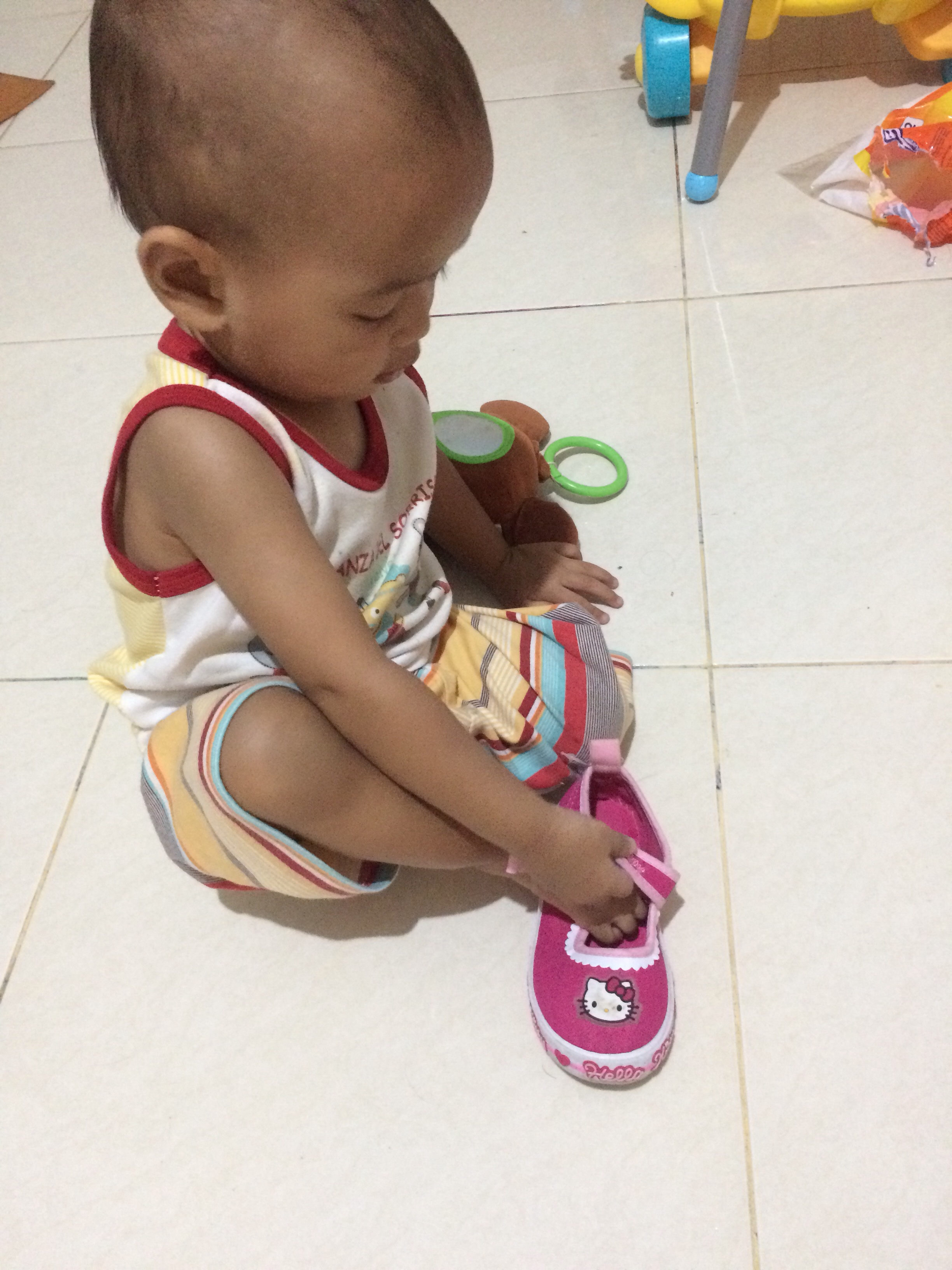 Memakai Sepatu Rayslan