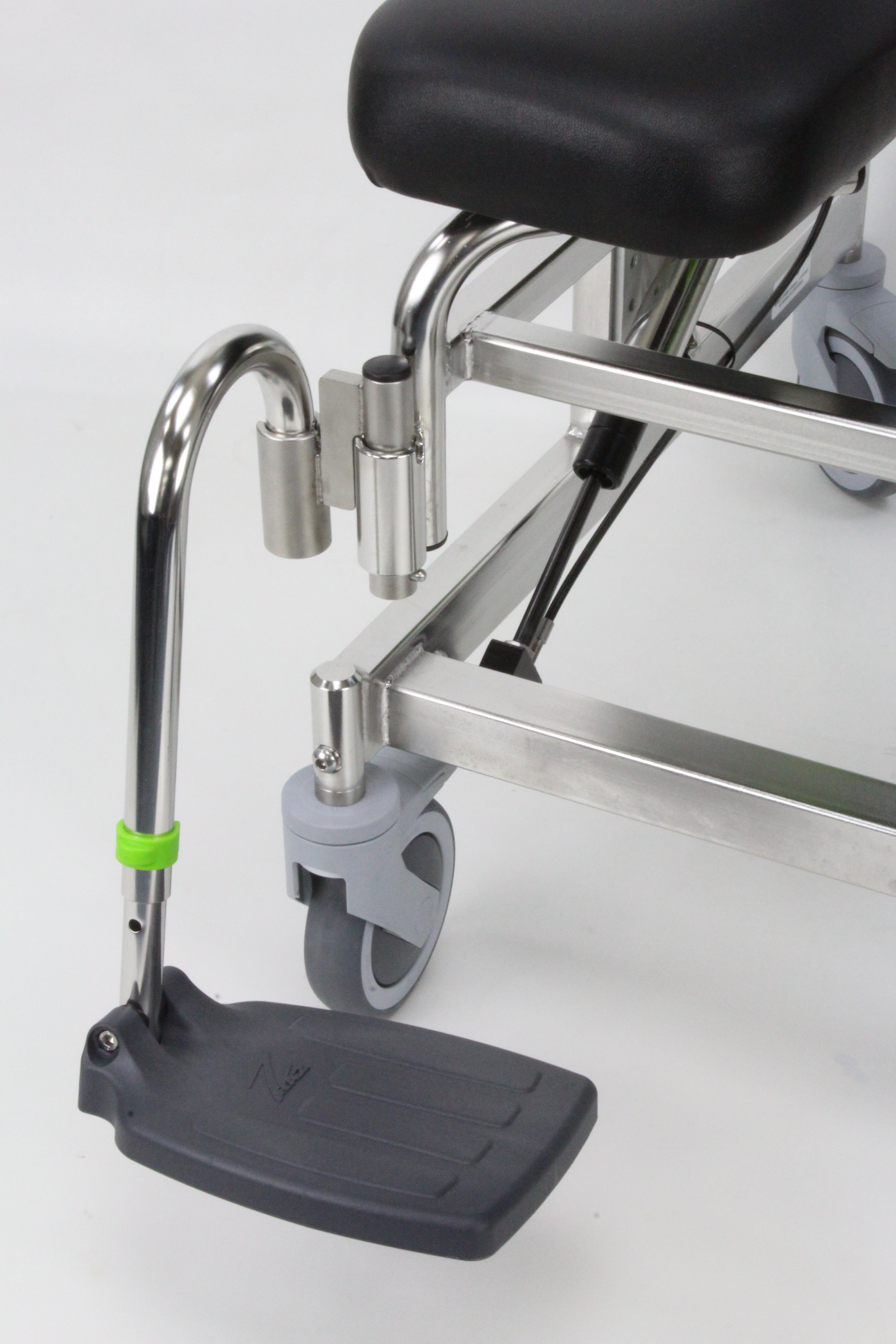 Offset Foot Support Receiver Mobile Shower Commode Chairs Raz