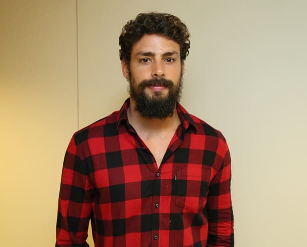 Cauã Reymond cogita fazer tatuagem por causa de Cleo Pires 'Uma no Personagens de Cauã Reymond e Tonico Pereira terão tatuagens em "A