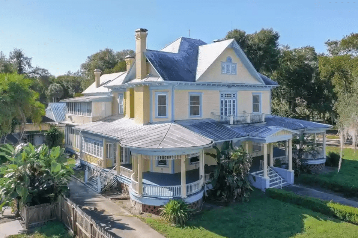 Duplex Devoted to Kansas City Chiefs Is the Week’s Most Popular Home