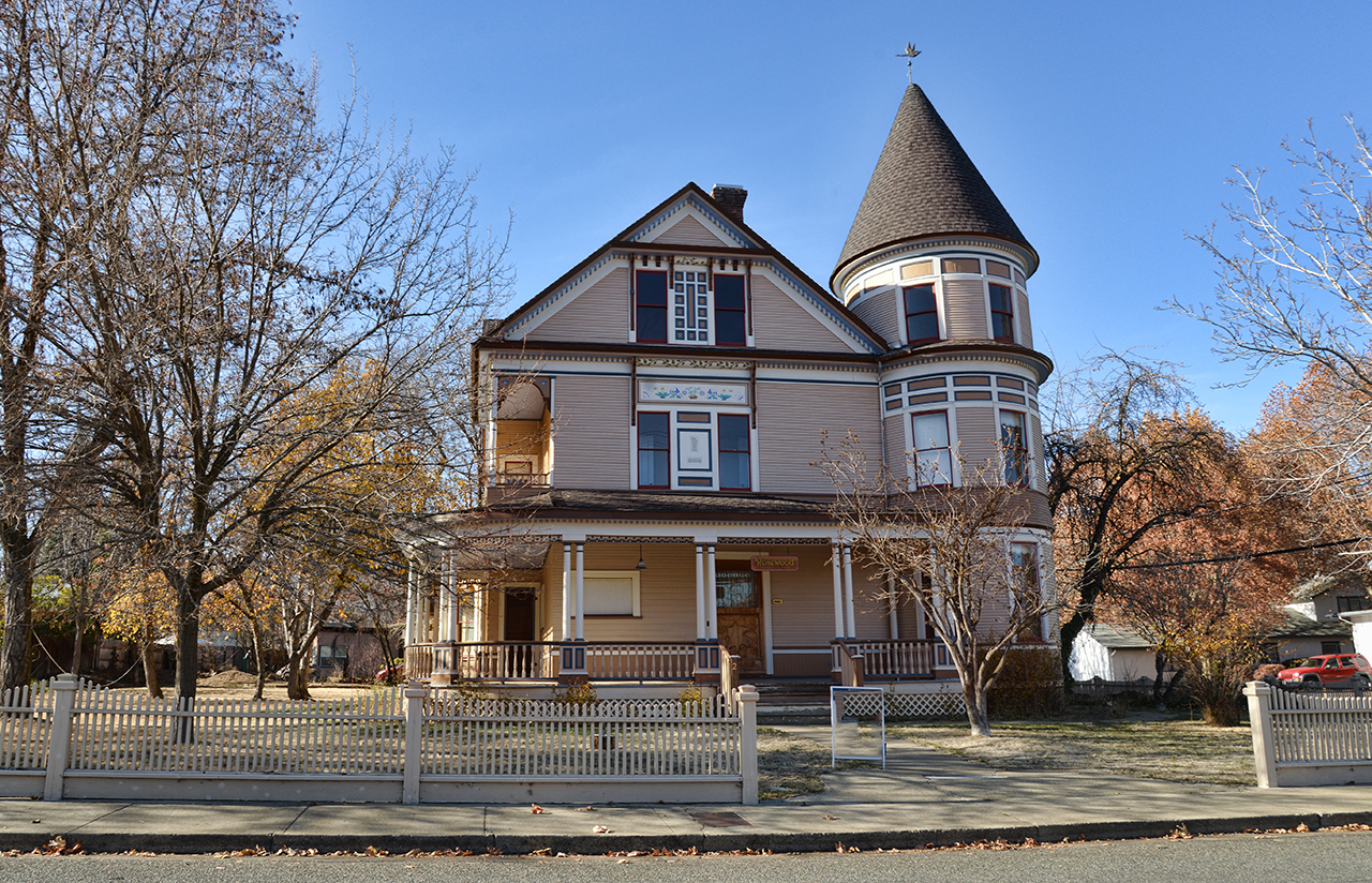 Some Victorian and other interesting homes in Yreka California