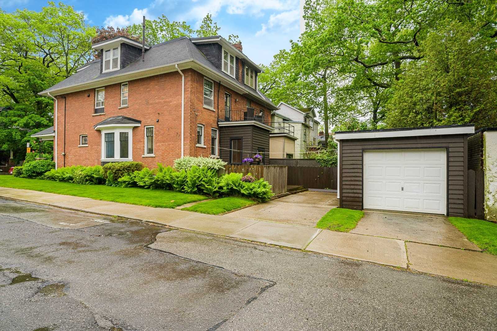 16 Fernwood Park Ave, The Beach, Toronto Price, Warnings, Schools