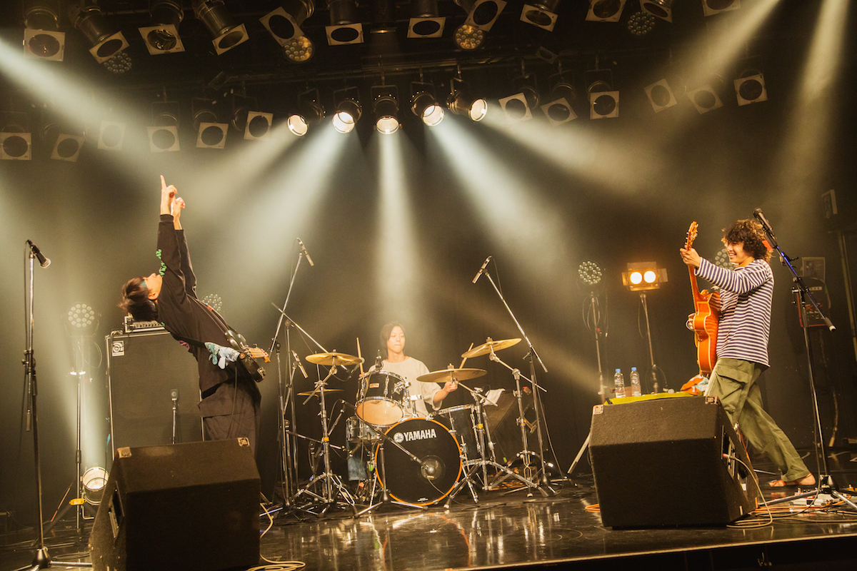 KALMAが見せた、たくましさとバンドの可能性 パワフルなステージ届けた配信ライブ Real Sound｜リアルサウンド