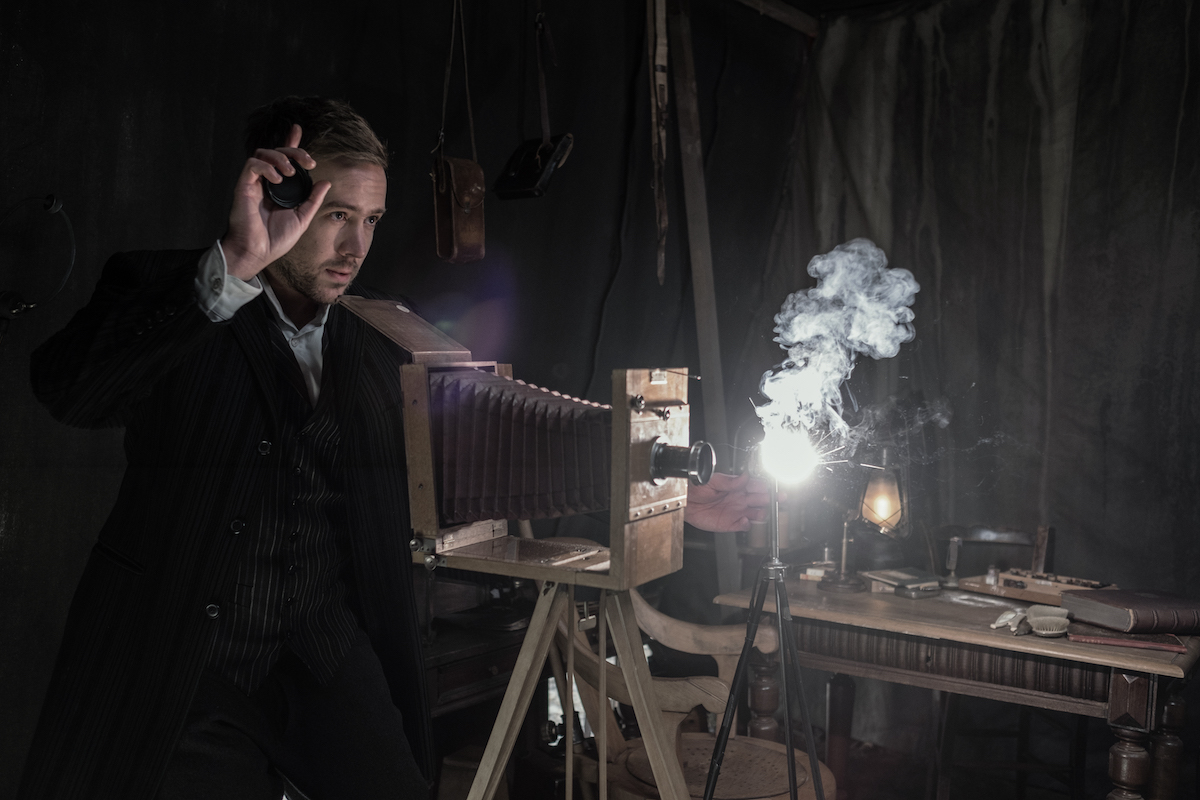 幽霊譚にのせてトラウマを描く『ポスト・モーテム』 監督の考えるホラー映画とその未来｜Real Sound｜リアル