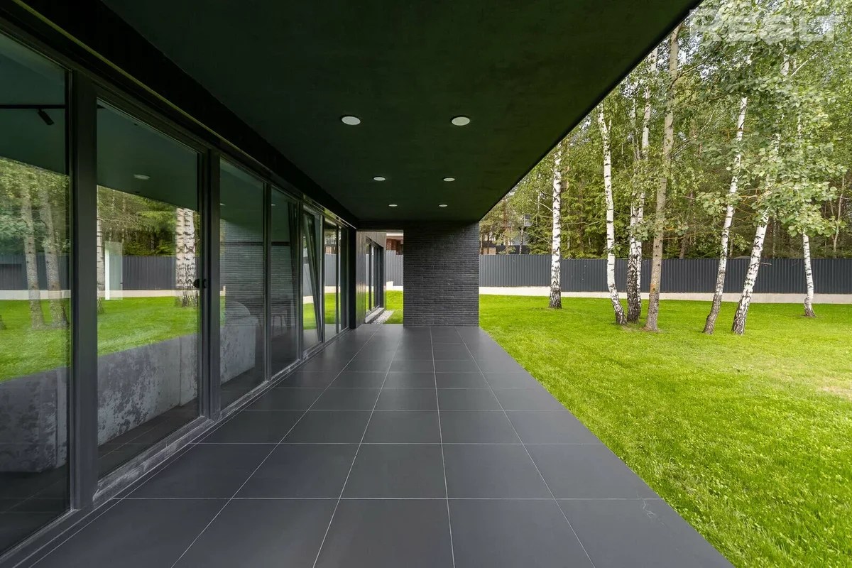 A house for the brave. An unusual black cottage with a bright character