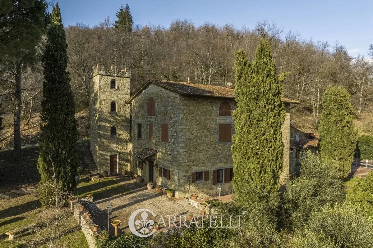 Sale of an entire village in Italy Overview