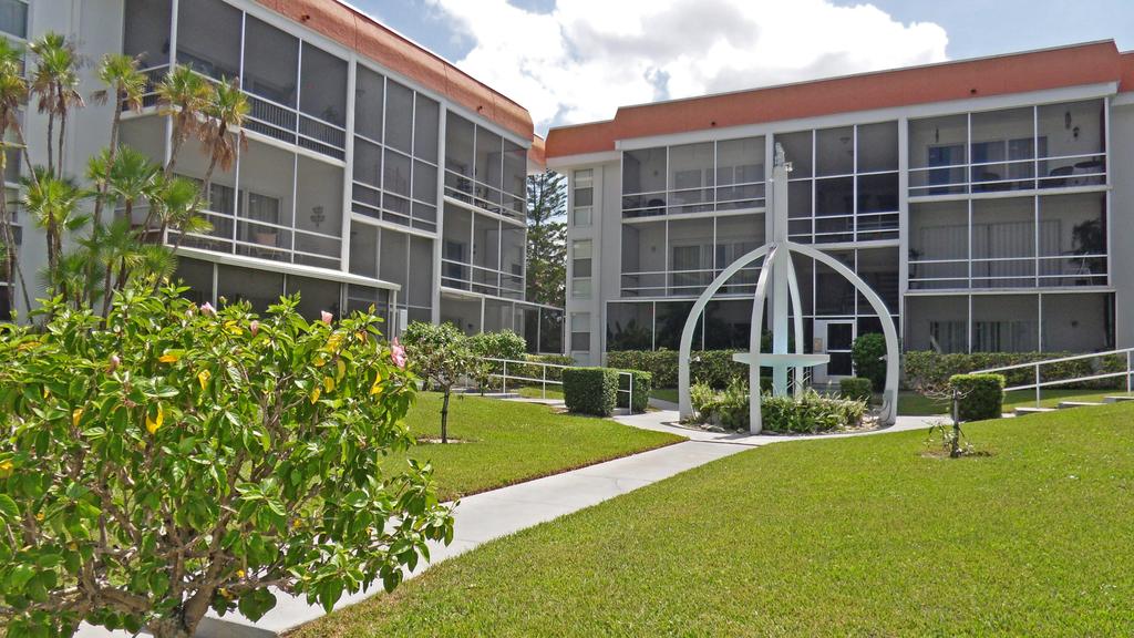 Royal Oak Towers Condos in Downtown Stuart