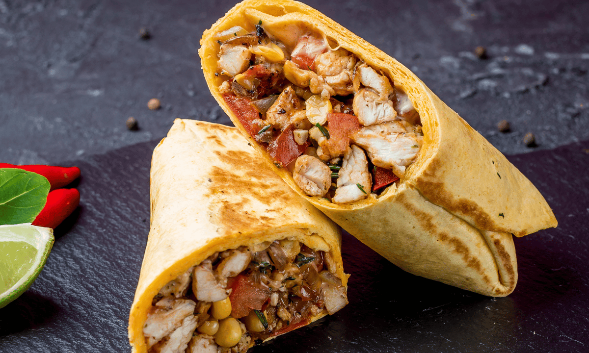 Burrito mexicano recheado com frango uma receita maravilhosa que fica pronta em minutos