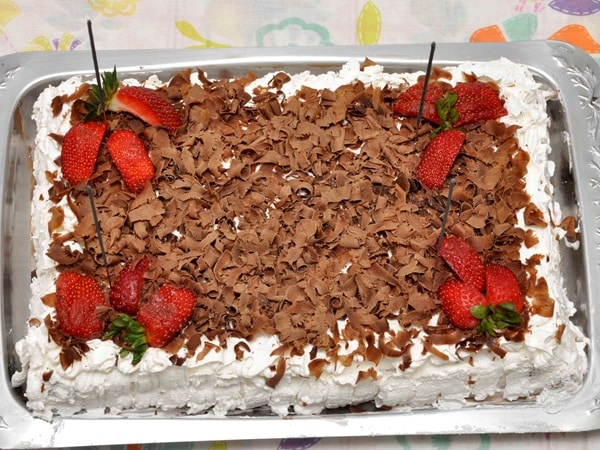 Receita de Bolo de Chocolate com Morangos e Chantilly Receita Toda Hora