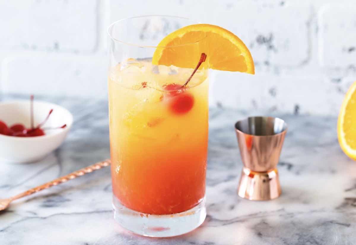 Cómo se hace el Tequila Sunrise, el cóctel con los colores del amanecer