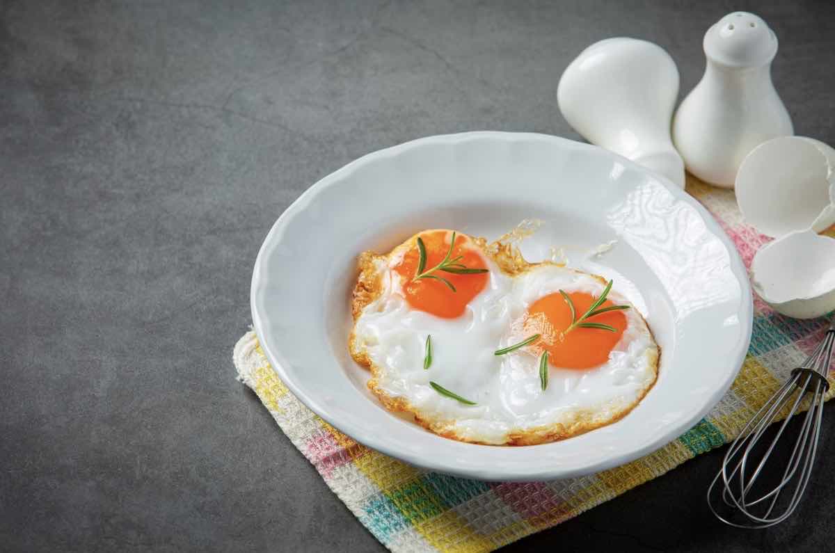 Huevos fritos en freidora de aire o airfryer, así es cómo debes
