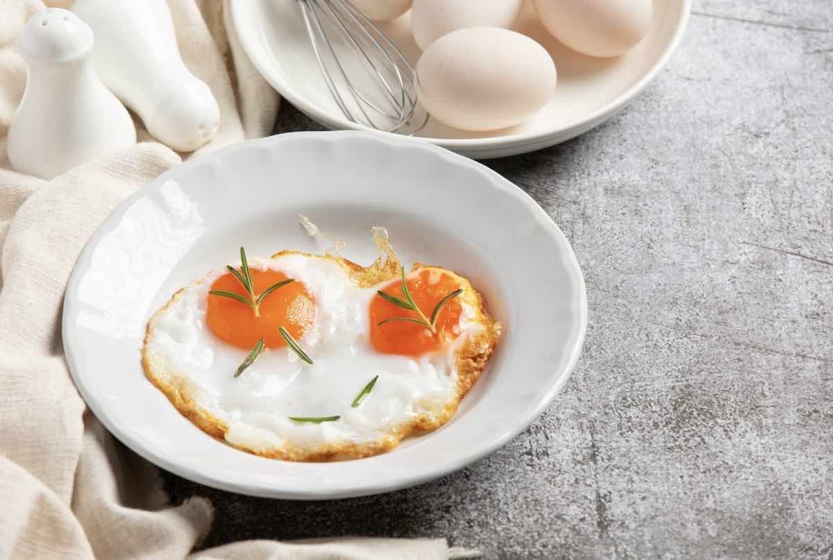 Huevos fritos en freidora de aire o airfryer, así es cómo debes
