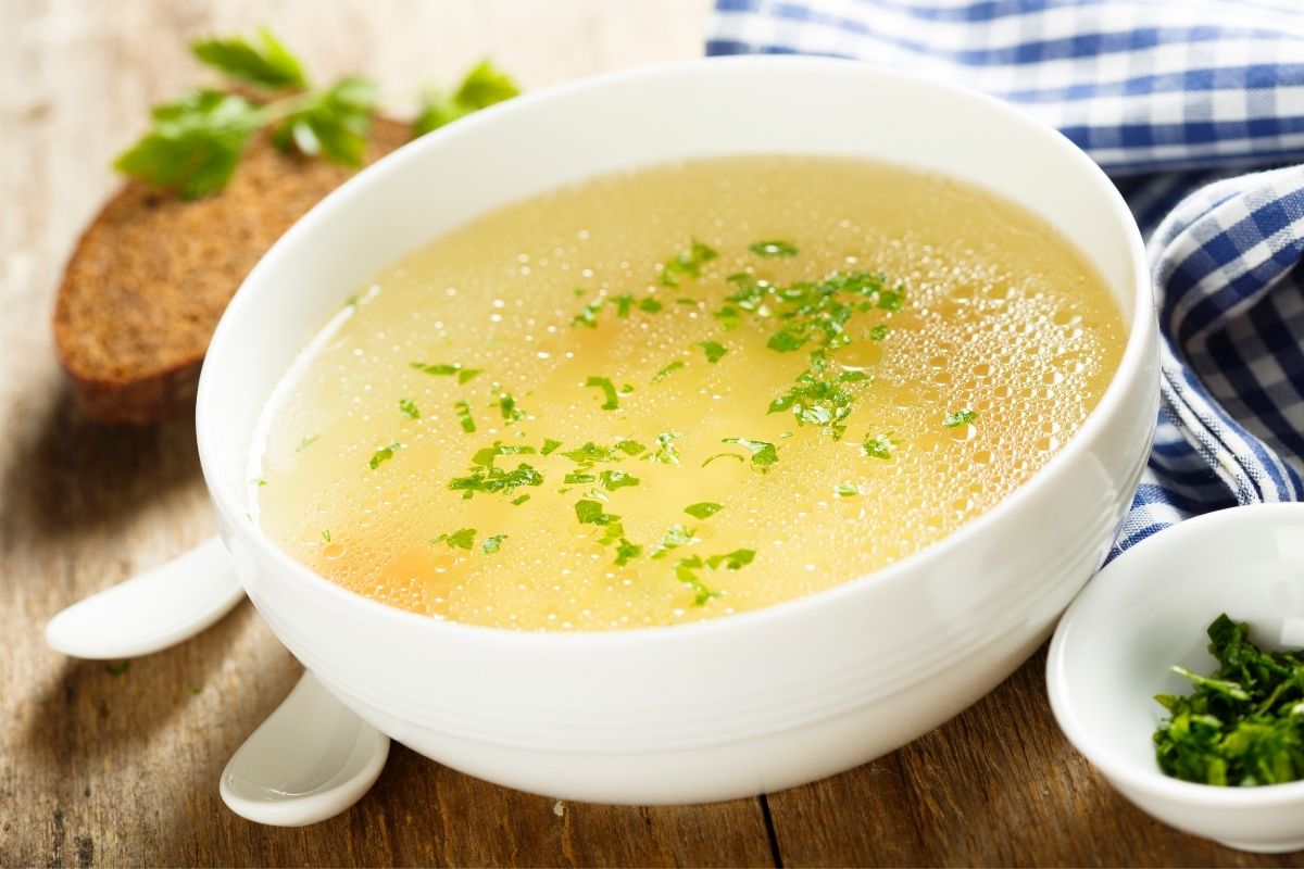 7 Best Chicken Broth Substitutes for Home Cooking (Updated 2024)